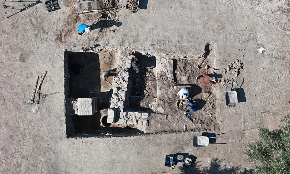 Bin 500 yıllık dibek ve bin 300 yıllık depo k&uuml;pleri bulundu