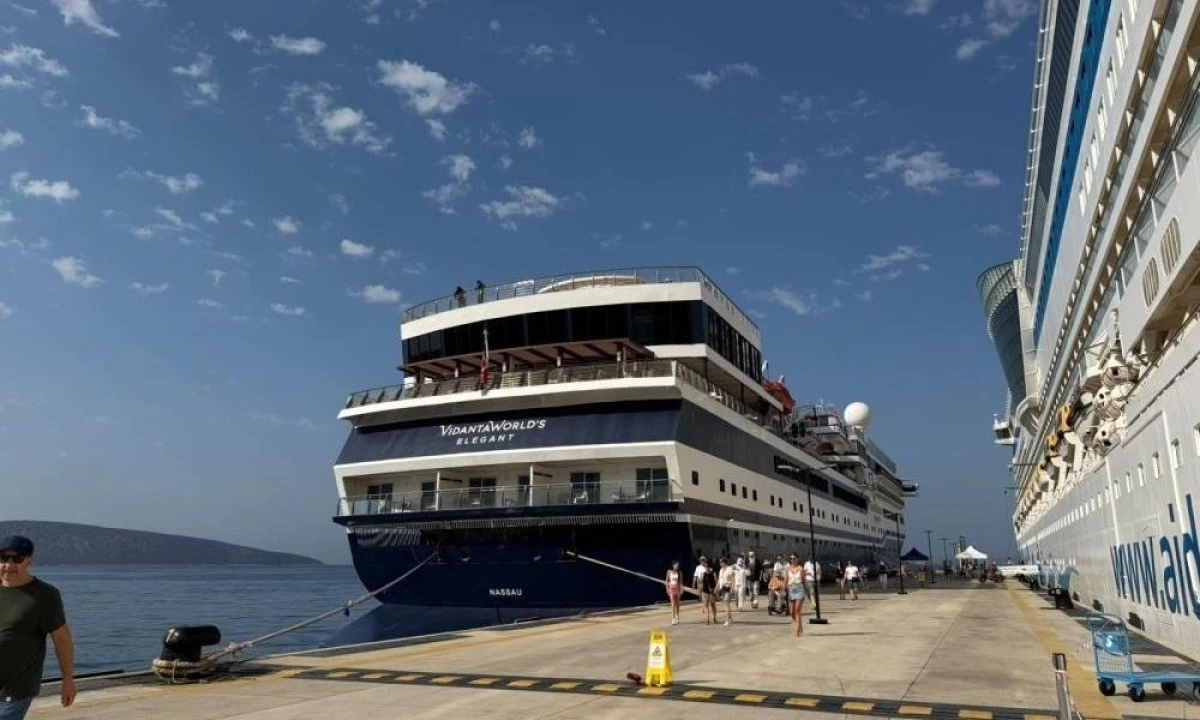 Bodrum&rsquo;a 2 gemi birden geldi