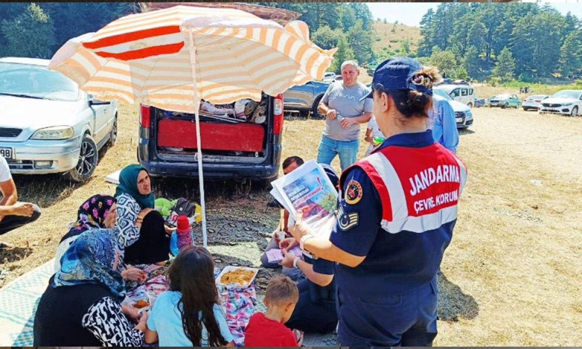 Bolu Jandarması Vatandaşı Bilgilendirdi, Hediye Dağıttı