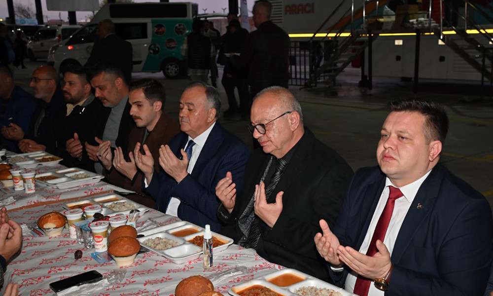 BÜYÜKŞEHİR'İN İLK İFTAR SOFRASI HOROZKÖY'DE KURULDU