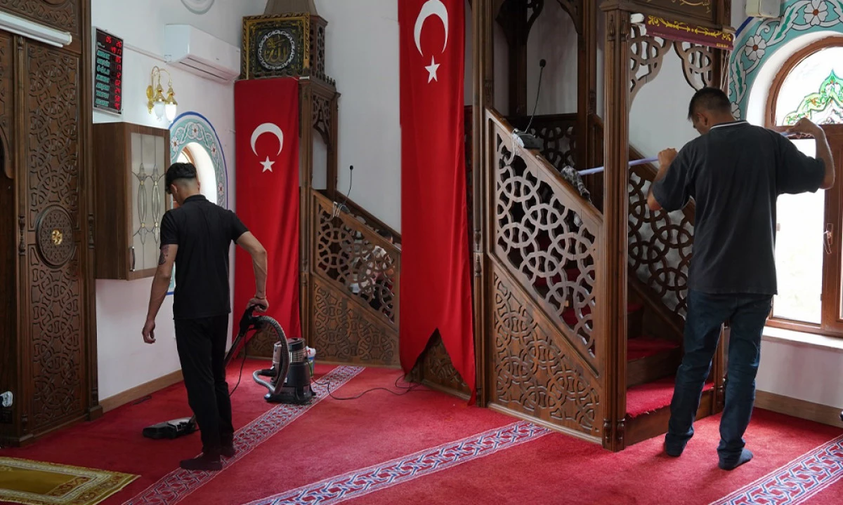 CAMİ VE MESCİTLER BAYRAMA HAZIRLANIYOR