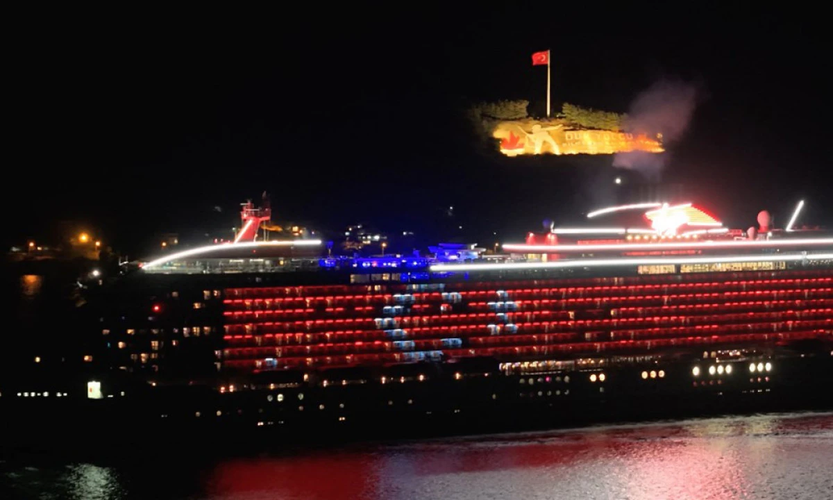 Çanakkale Boğazı’ndan Geçen Kruvaziyer, Gövdesine Türk Bayrağını Yansıttı