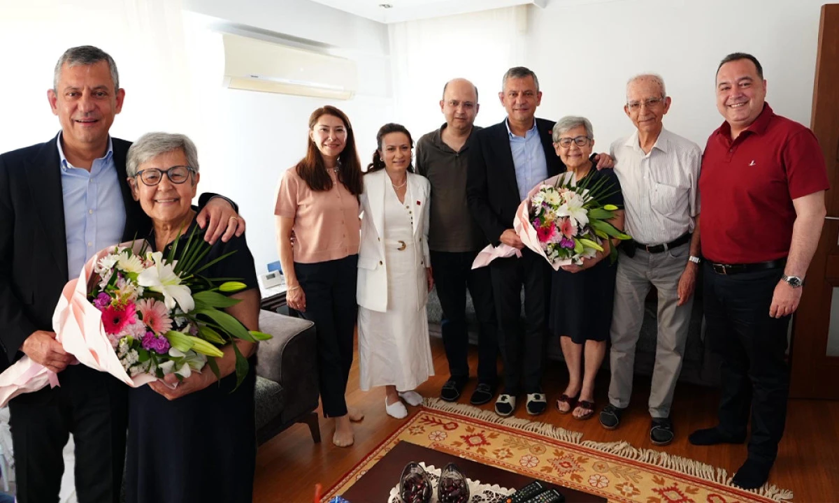 CHP LİDERİ ÖZEL ANNELER GÜNÜ'NDE MANİSA'DA