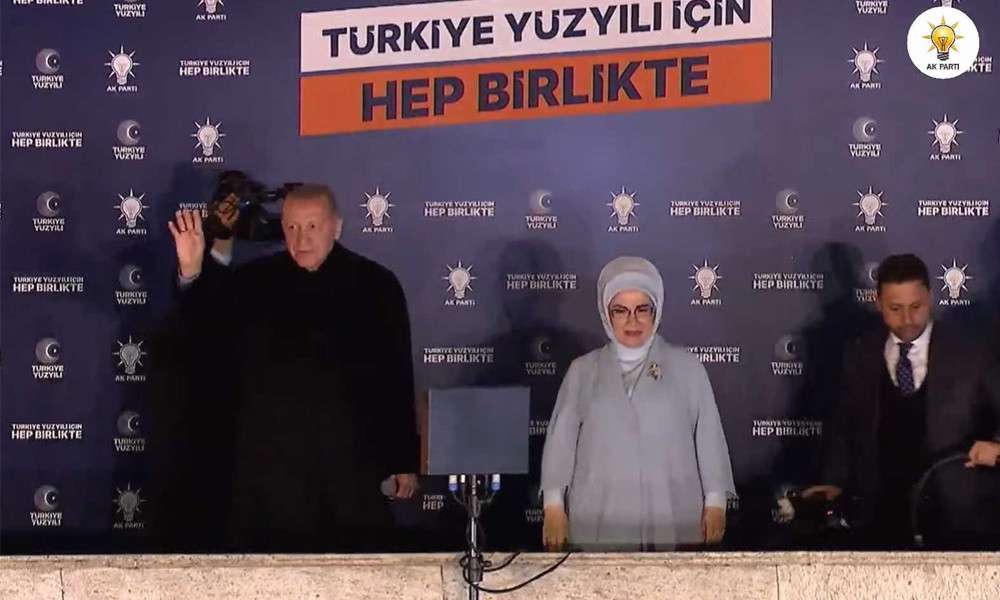 CUMHURBAŞKANI ERDOĞAN&rsquo;DAN 'BALKON' KONUŞMASI: A&Ccedil;IK ARA &Ouml;NDEYİZ