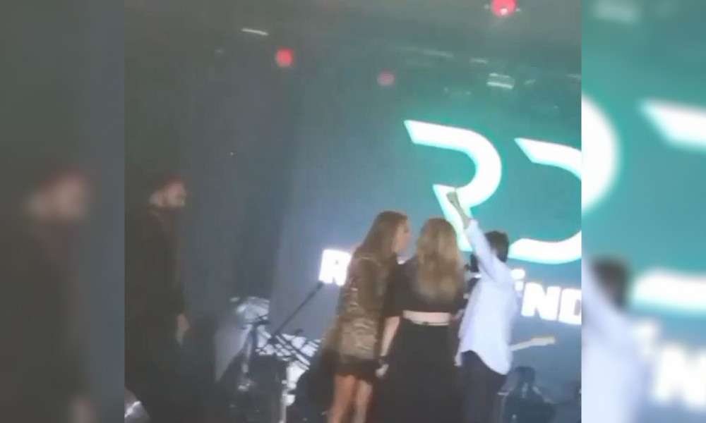 DEMET AKALIN VE RESUL DİNDAR ARASINDA SAHNEDE GERGİNLİK!