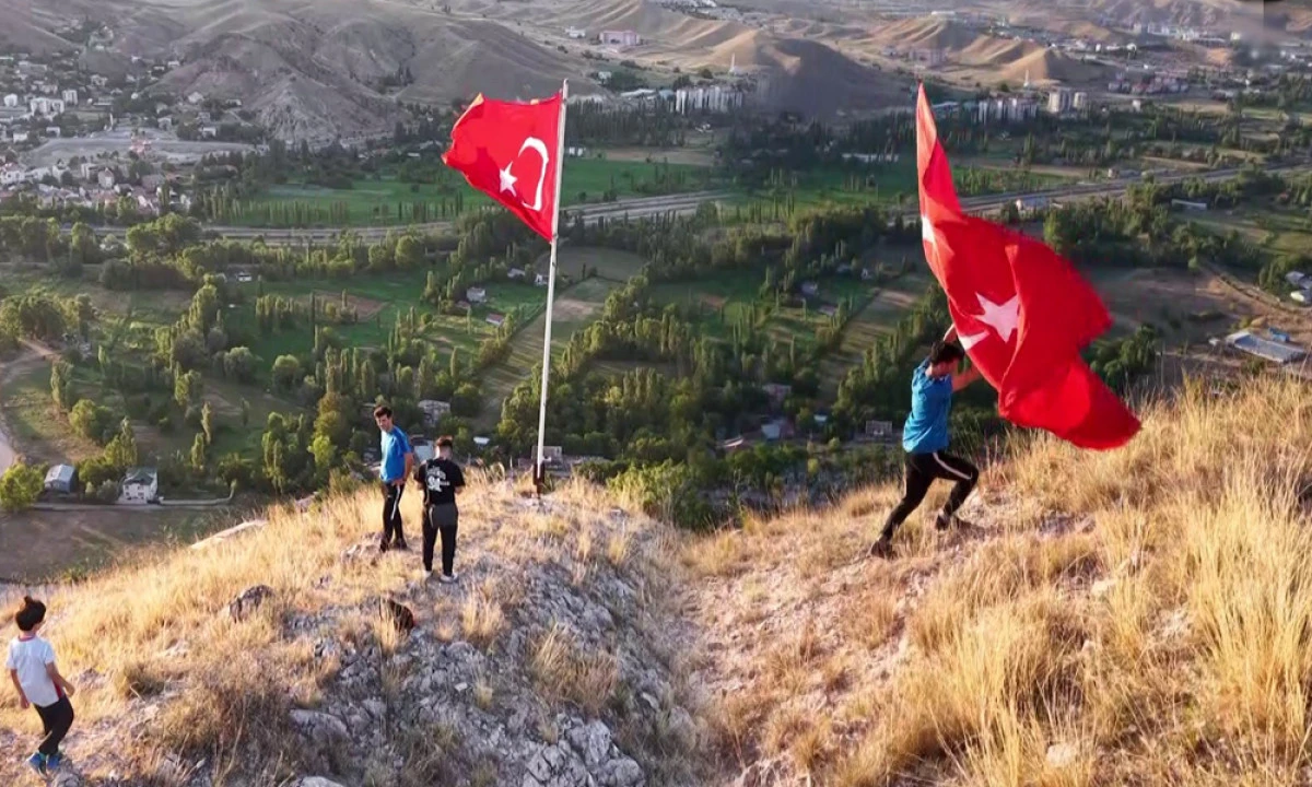 DUYGULANDIRAN BAYRAK SEVDASI