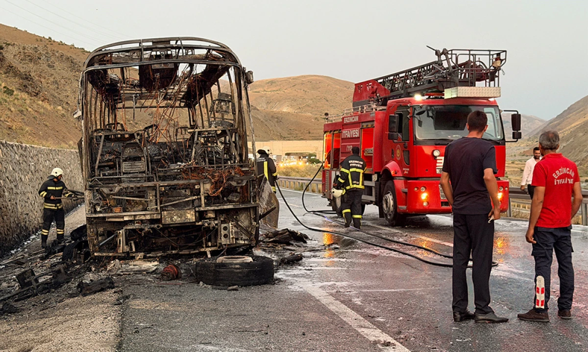 Erzincan-Sivas yolunda yolcu otob&uuml;s&uuml; alevlere teslim oldu