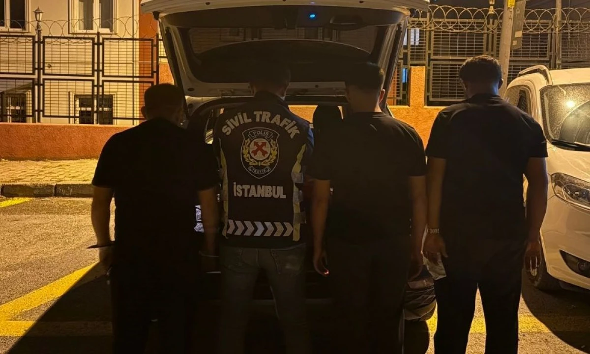 Esenyurt&rsquo;ta trafikte başka bir s&uuml;r&uuml;c&uuml;ye saldıran şahıs kamerada