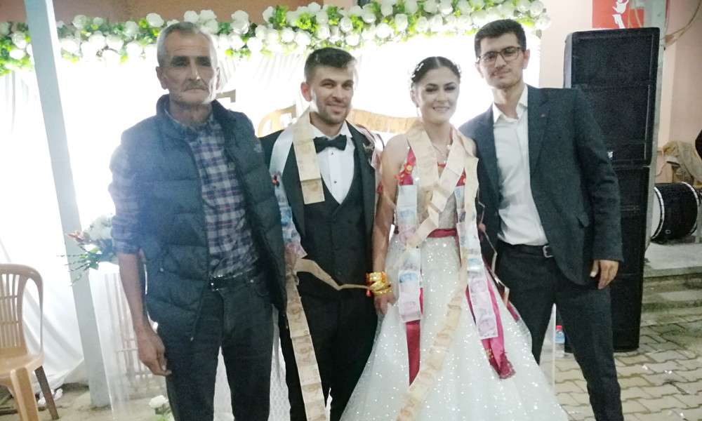 GELİN VE DAMADA 8 METRELİK ‘PARA ZİNCİRİ’ SÜRPRİZİ 