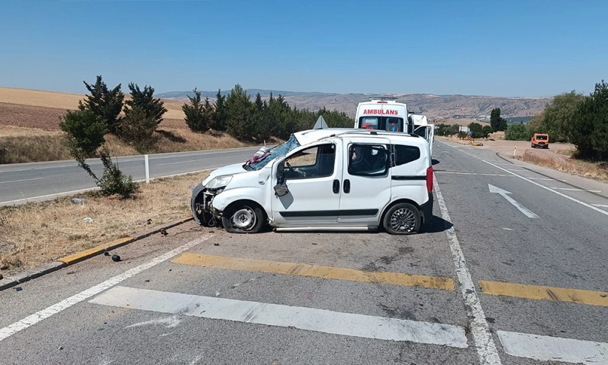 Hafif ticari araç takla attı: Aynı aileden 3’ü çocuk 5 yaralı
