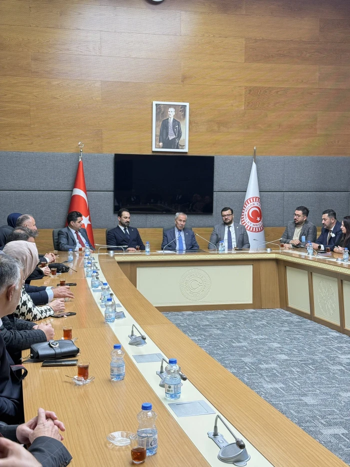 AK PARTİLİ ARINÇ’TAN MANİSA TEŞKİLATINA ÖVGÜLER