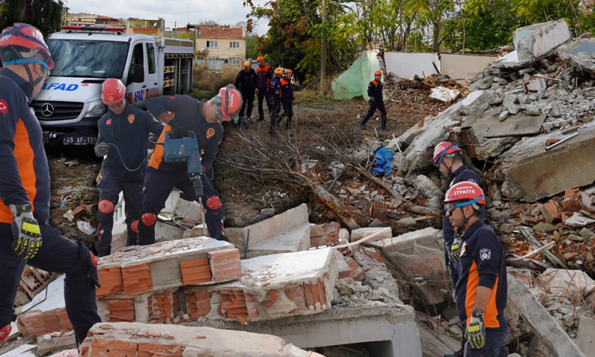 İZMİR DEPREMİNİN 6&rsquo;NCI YIL D&Ouml;N&Uuml;M&Uuml;NDE DEPREM TATBİKATI