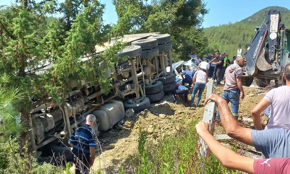 FRENİ PATLAYAN KAMYON KALABALIĞIN ARASINA DALDI: 5 ÖLÜ, 25 YARALI