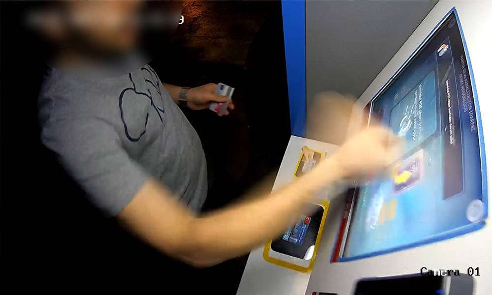 Kamu malına zarar verdi, kameraya yakalandı