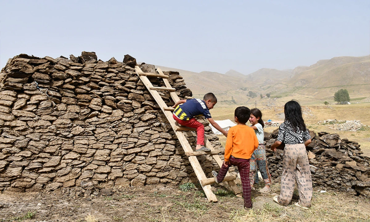 Kendileri Küçük, İşleri Büyük