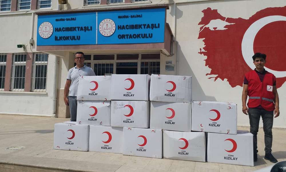 KIZILAY&rsquo;DAN İHTİYA&Ccedil; SAHİBİ &Ouml;ĞRENCİLERE KIYAFET DESTEĞİ