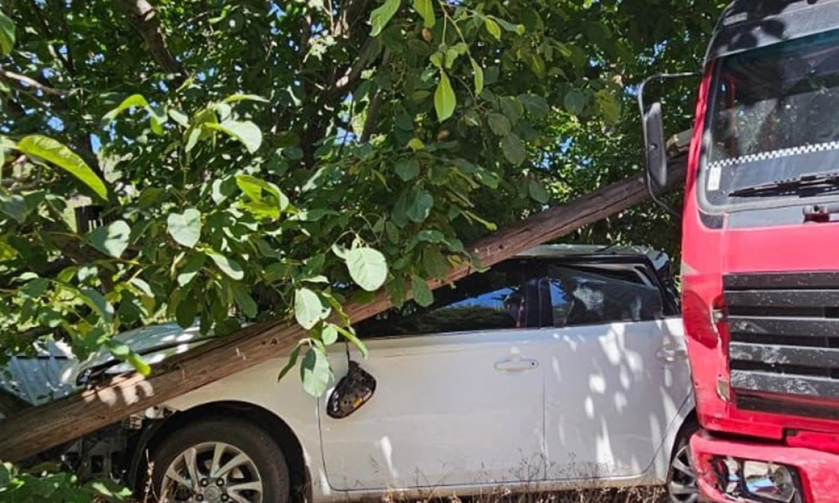 Kontrolden Çıkan Kamyon Otomobile Çarparak Durdu