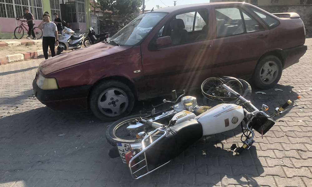 Kula&rsquo;da motosiklet ile otomobil &ccedil;arpıştı