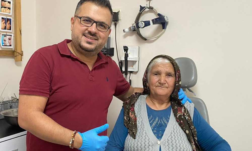 KULAĞINDA YUVA YAPAN ÖRÜMCEK CANLI OLARAK ÇIKARILDI 