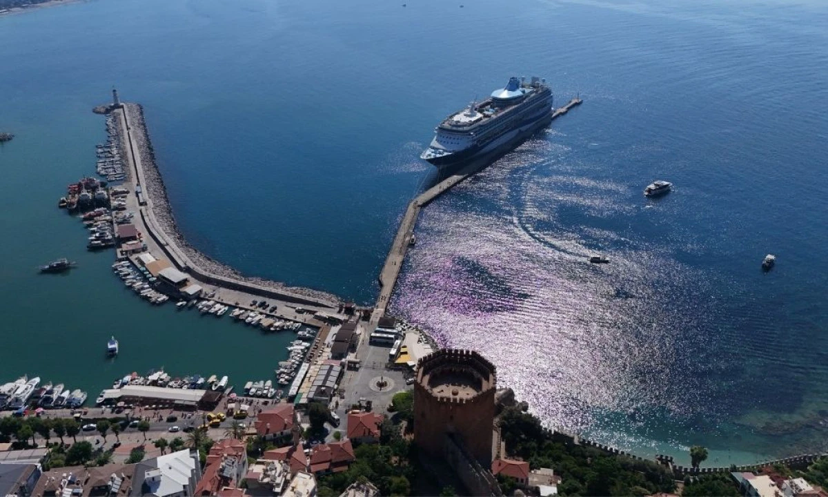 L&uuml;ks kruvaziyer bin 807 turist ile Alanya iskelesine demir attı