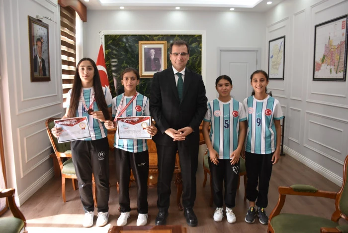 Madalyaların Mutluluğunu Kaymakamla Paylaştılar