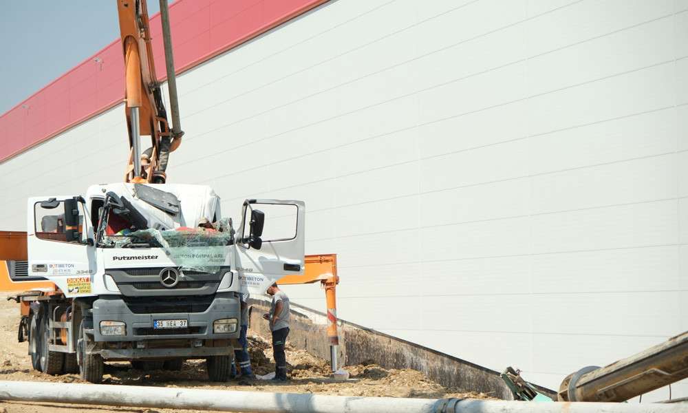  MANİSA OSB'DE İŞ MAKİNESİ BETON D&Ouml;KME MAKİNESİNİN &Uuml;ZERİNE DEVRİLDİ: 1 YARALI   