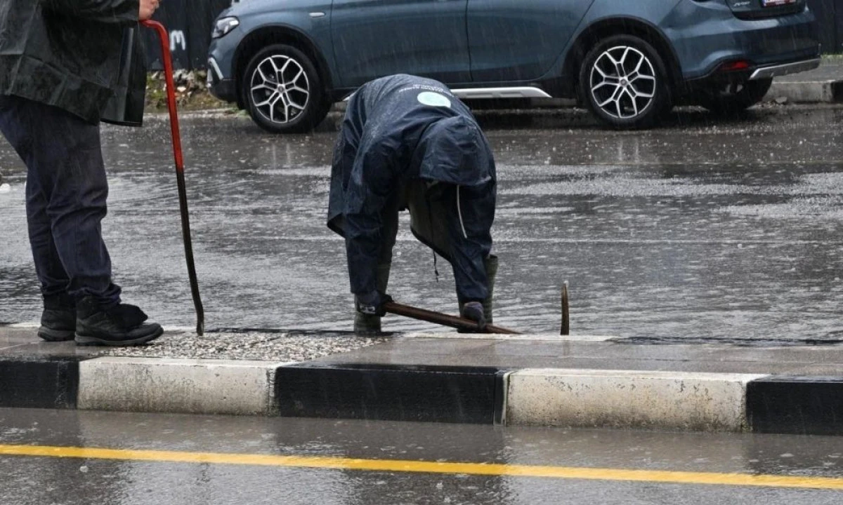MANİSA&rsquo;DA SAĞANAK MESAİSİ: EKİPLER TEYAKKUZDA
