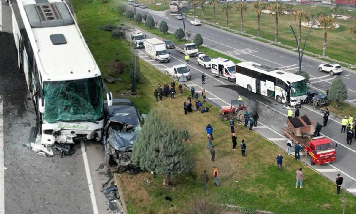 MANİSA&rsquo;DA ZİNCİRLEME KAZA: FACİADAN D&Ouml;N&Uuml;LD&Uuml;