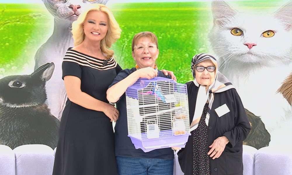 MANİSALI AYŞE KAYGISIZ KAYBOLAN KUŞUNU MÜGE ANLI’DA BULDU