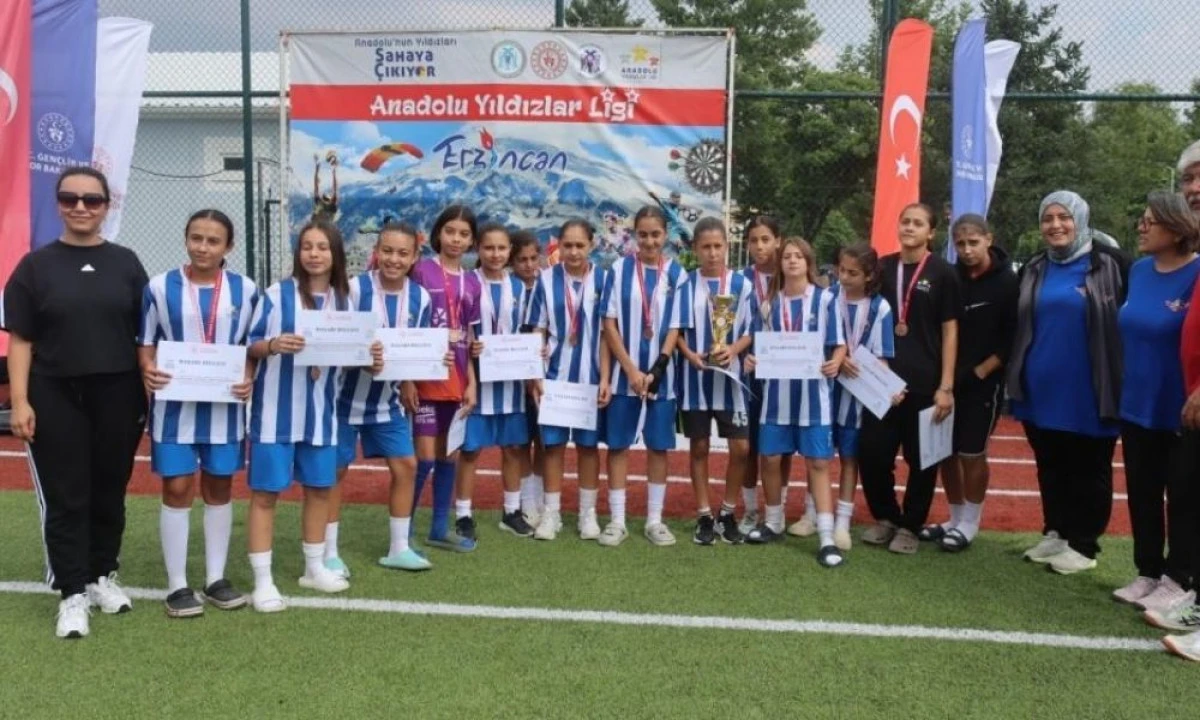 Manisa&rsquo;nın kızları T&uuml;rkiye &uuml;&ccedil;&uuml;nc&uuml;s&uuml; oldu