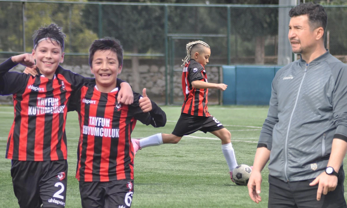 MANİSA'NIN YILDIZLARI KUŞADASI&rsquo;NDA SAHNE ALIYOR