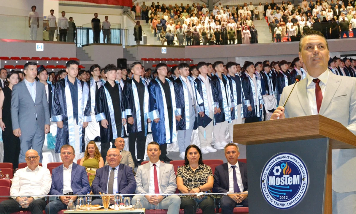 MOSTEM&rsquo;DE MEZUNİYET COŞKUSU: 408 &Ouml;ĞRENCİ GELECEĞE UĞURLANDI