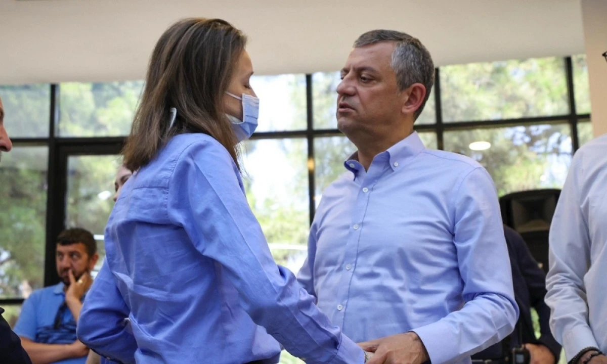 ÖZGÜR ÖZEL'DEN ŞEHİR HASTANESİ'NDE GÜLŞAH DURBAY'A ZİYARET