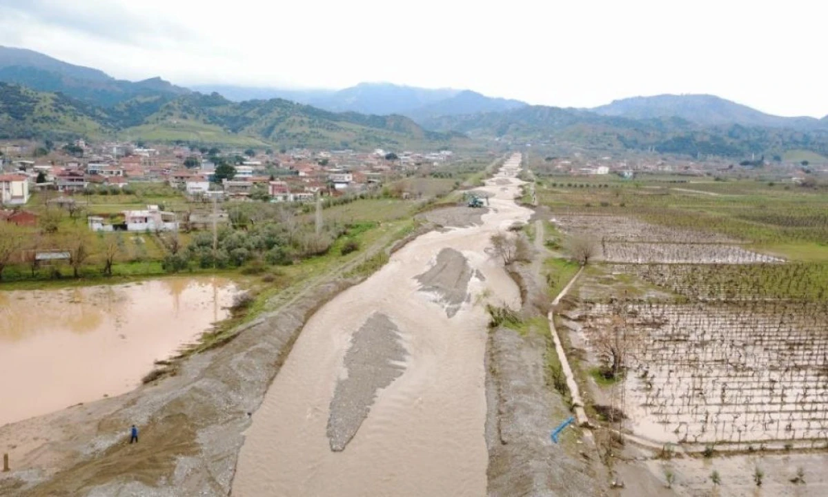 SALİHLİ'DE BİNLERCE D&Ouml;N&Uuml;M ARAZİ SU ALTINDA