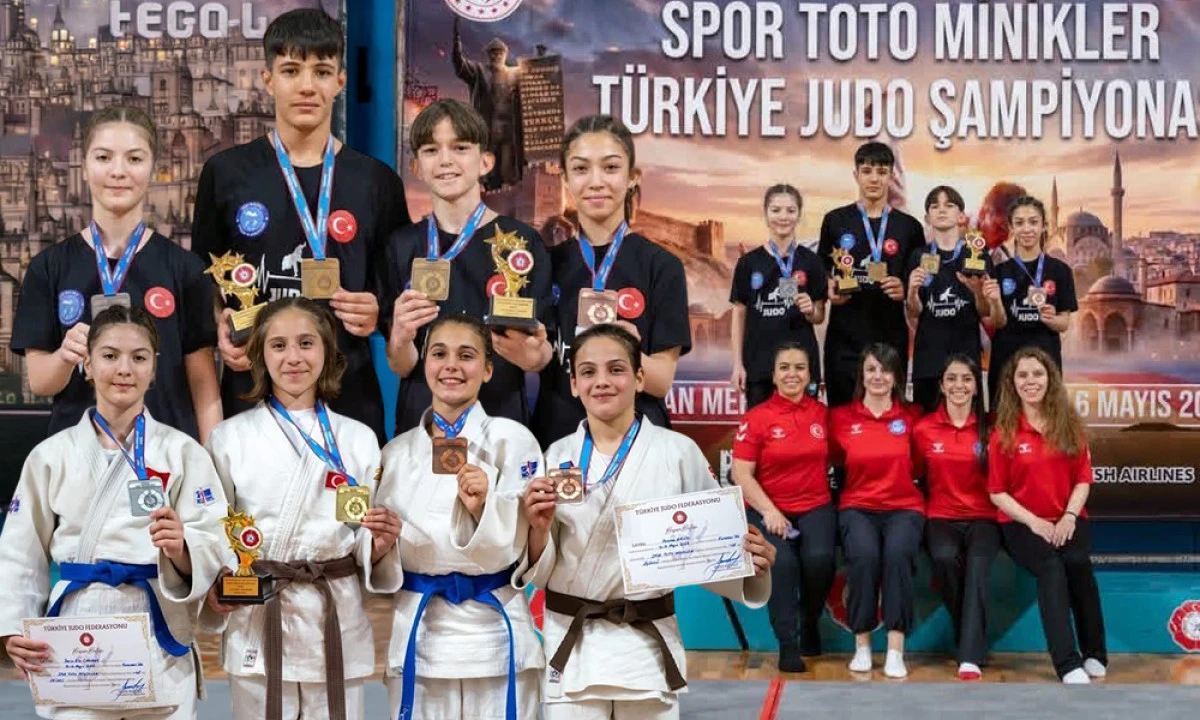 SALİHLİLİ JUDOCULAR KARAMAN&rsquo;DA ZİRVEYE &Ccedil;IKTI