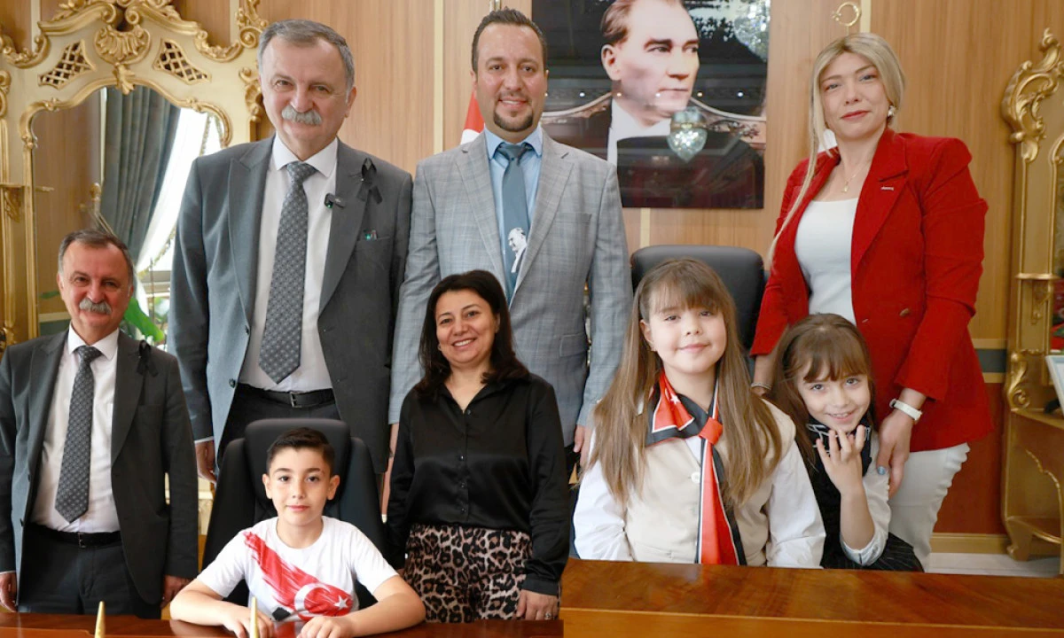 SEMİH BALABAN 23 NİSAN&rsquo;DA MAKAMINI &Ccedil;OCUKLARA DEVRETTİ