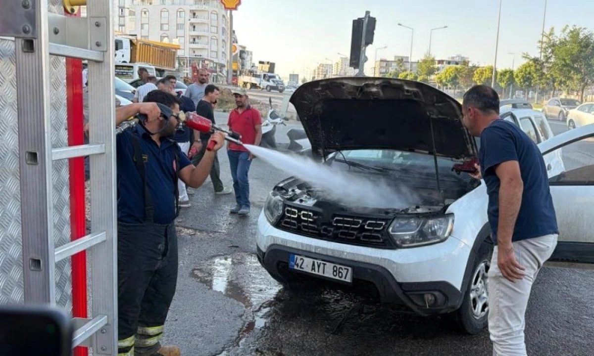 Seyir halindeki ara&ccedil; alev alev yandı