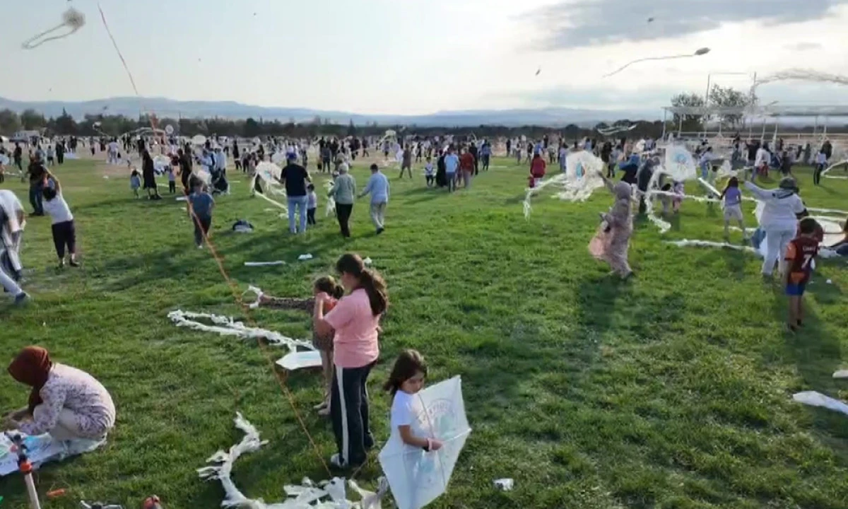 Suluova’da Uçurtma Şenliğinde Gökyüzü Renklendi, Çocuklar ve Aileleri Eğlendi