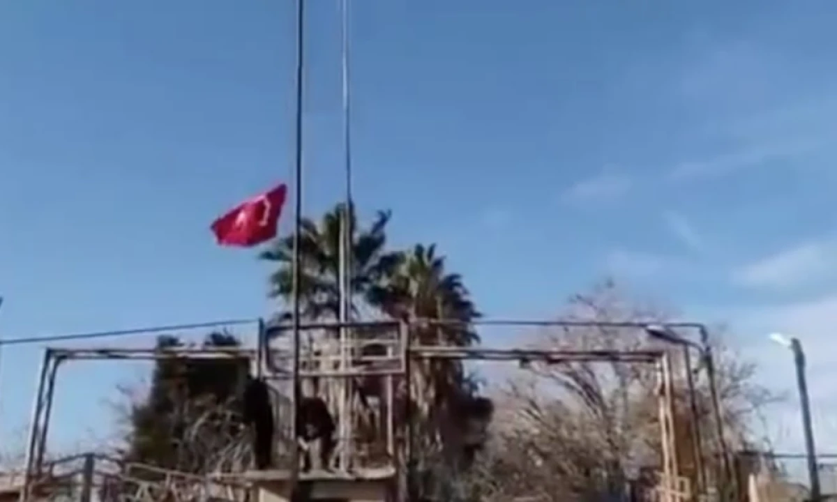 TEHLİKELİ PROVOKASYON! T&Uuml;RK BAYRAĞINA SAYGISIZLIK