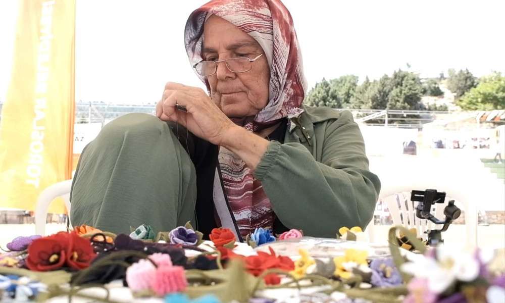  TEK ELİYLE İĞNE OYASI YAPARAK GEÇİMİNİ SAĞLIYOR   