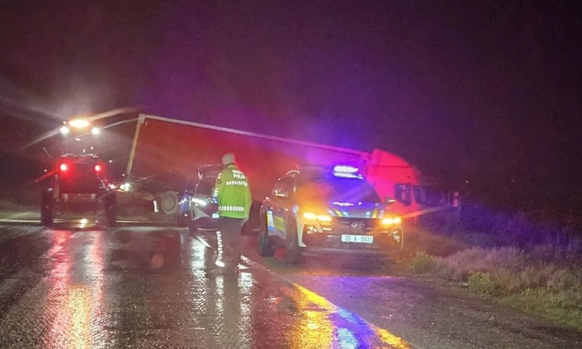 TIR ŞARAMPOLE DEVRİLDİ