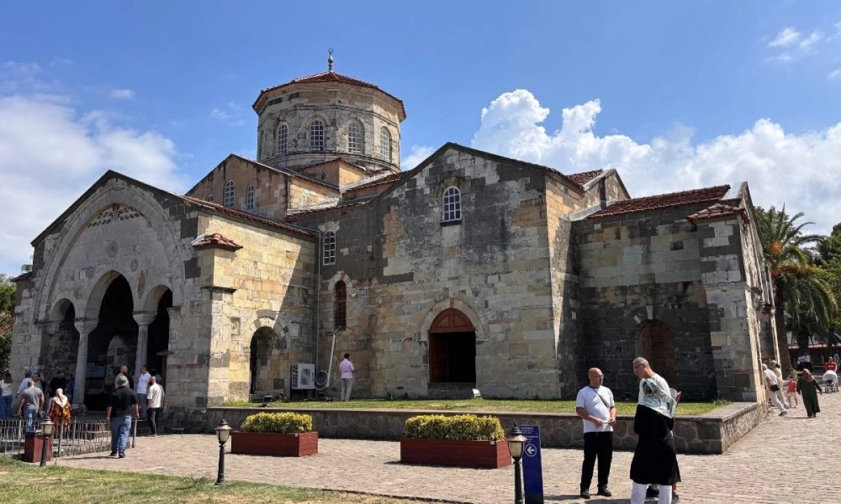 Trabzon Ayasofya hat yazıları ile bezendi