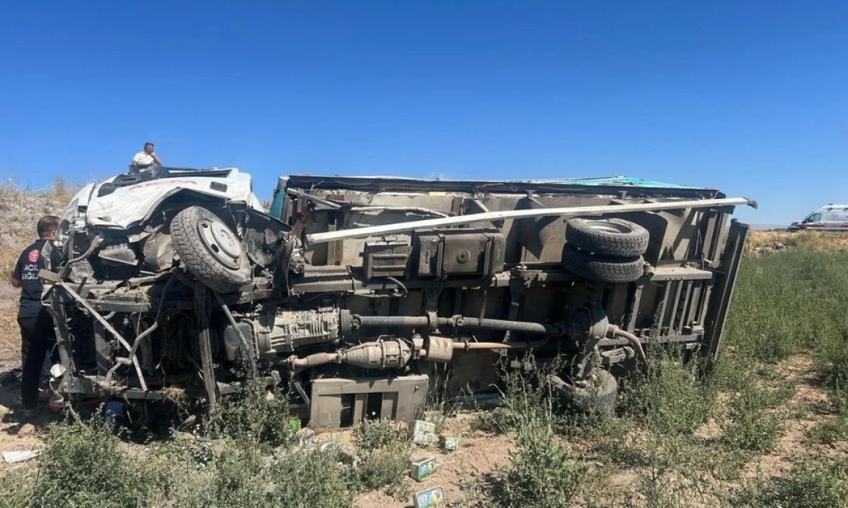 Trakt&ouml;rle &ccedil;arpışan kamyonet yan yattı