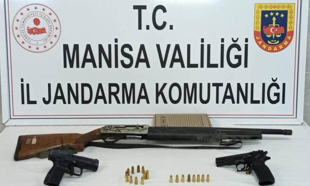 Turgutlu'da silah tacirlerine operasyon; 2 gözaltı 