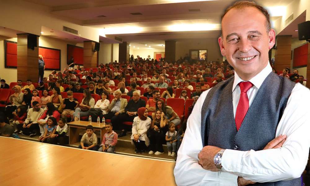 TURGUTLU’DA TİYATRO GÖSTERİSİ İZLEYENLERİ MEST ETTİ