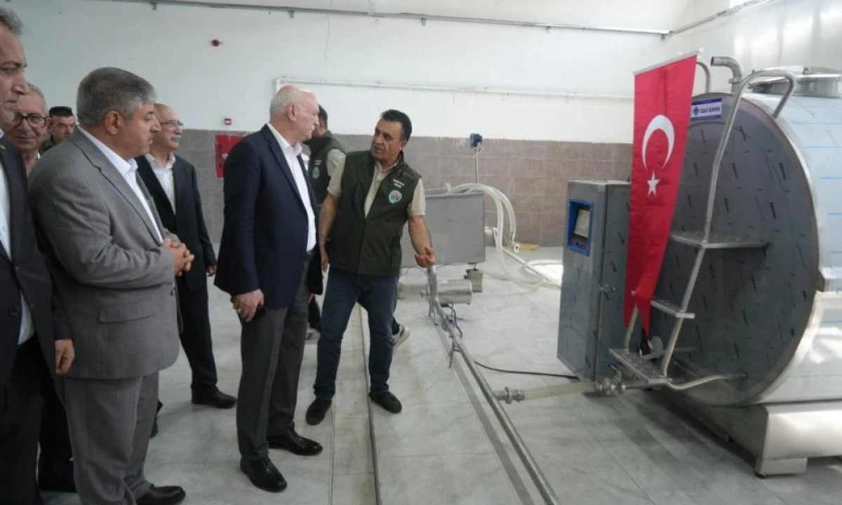 TZOB Genel Başkanı Bayraktar, Malazgirt&rsquo;te s&uuml;t toplama merkezini inceledi