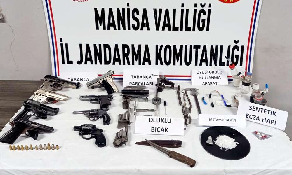 Uyuşturucu baskınında 8 adet ruhsatsız tabanca ele ge&ccedil;irildi 