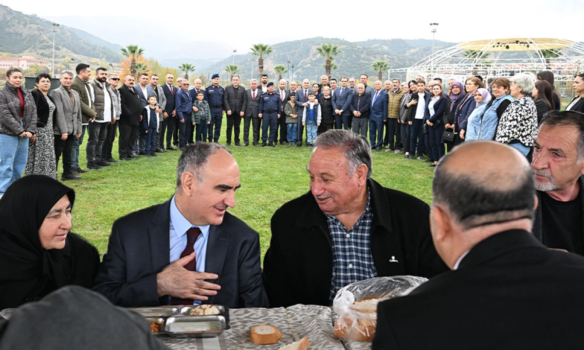 VALİ ÖZKAN, ŞEHİT YAKINLARIYLA BULUŞTU