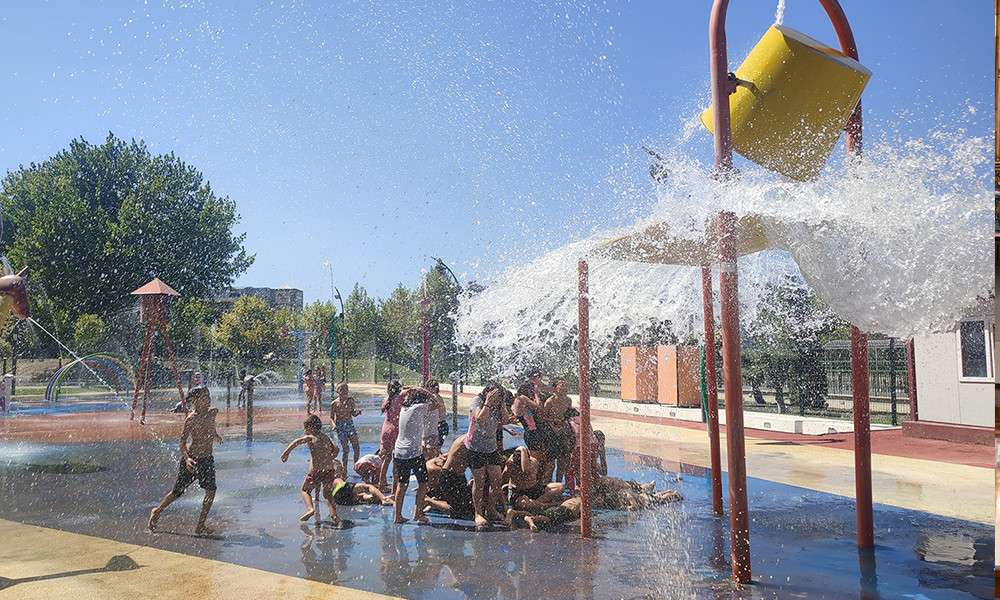 YAZ SICAĞINDA SERİNLETEN PARK