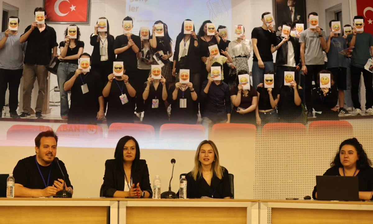 YUNUSEMRE BELEDİYESİ&rsquo;NDEN GEN&Ccedil;LERE &ldquo;A&Ccedil;IK MİKROFON&rdquo; ETKİNLİĞİ